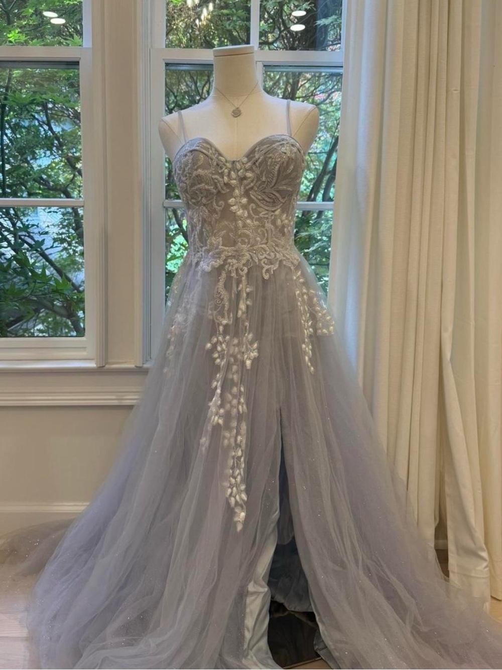 Elegant Lavender Lace Appliqué Prom Dress with Sweetheart Neckline